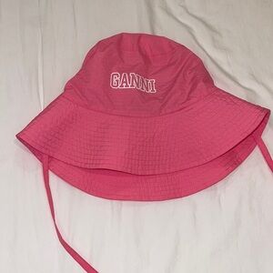 Ganni hat